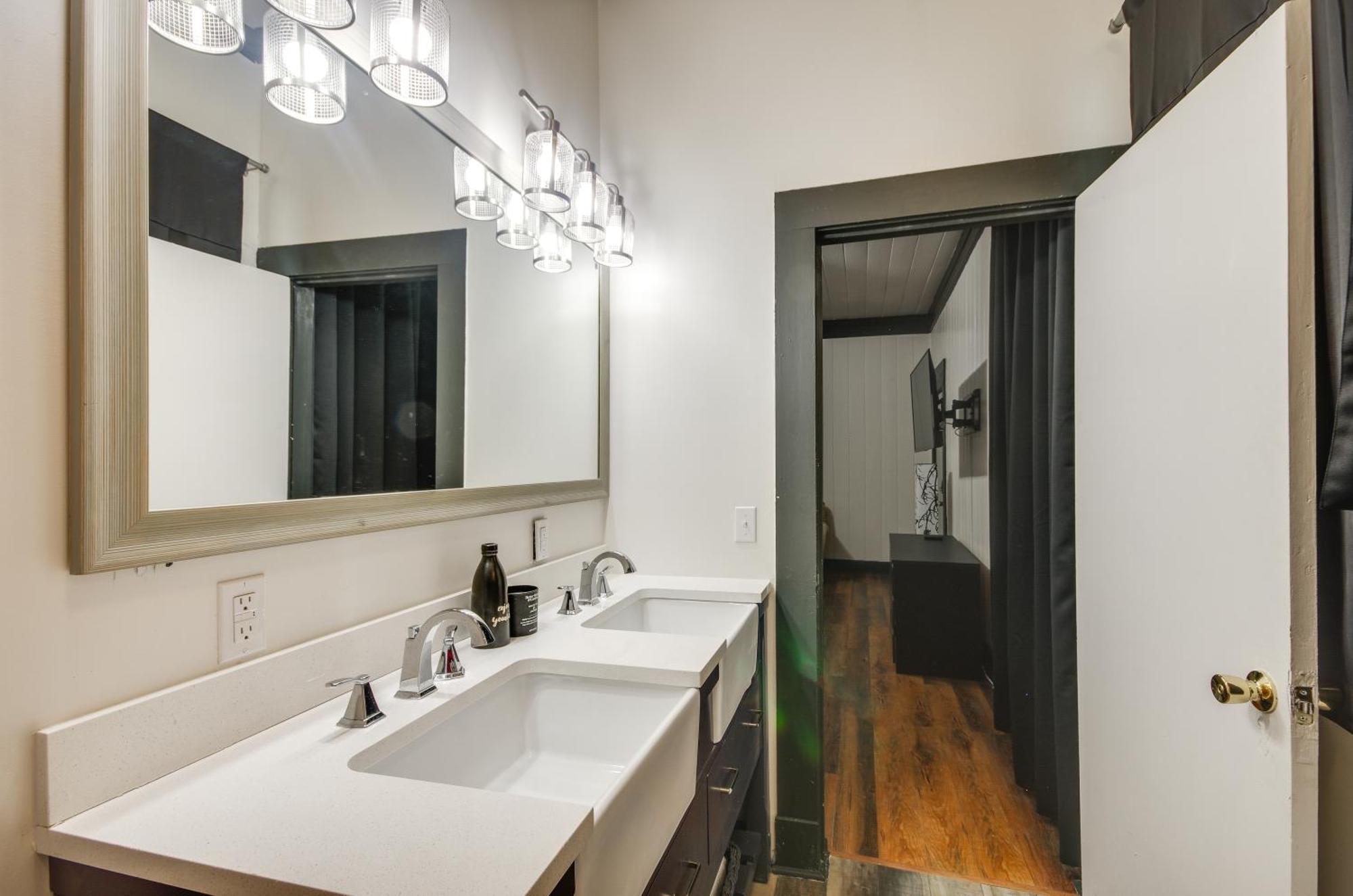 Modern Greenwood Studio Less Than 1 Mi To Downtown! Exteriör bild